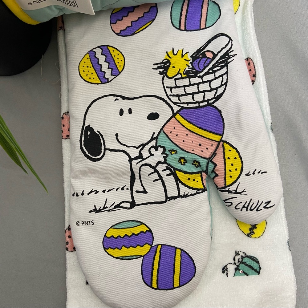 Snoopy 3 Piece Kitchen set, oven mitts, kitchen towel set Easter New - Picture 3 of 5